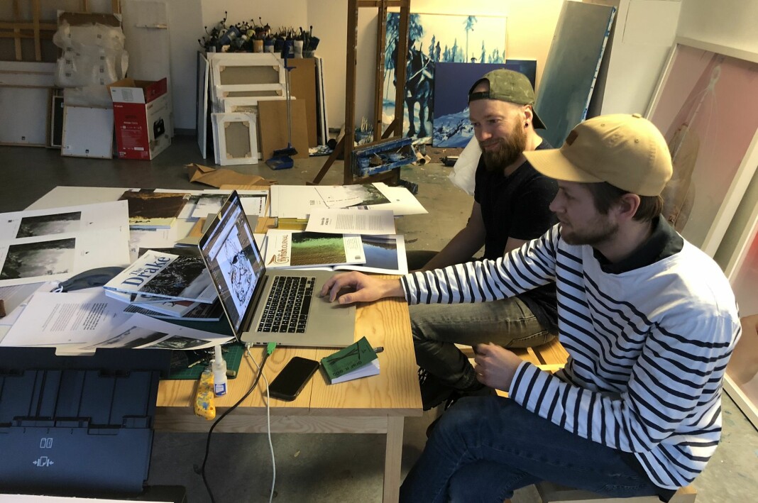 Fotoredaktør Joakim Andreassen og designer Jørgen Platou Willumsen i kombinert atelieret og redaksjonslokale.