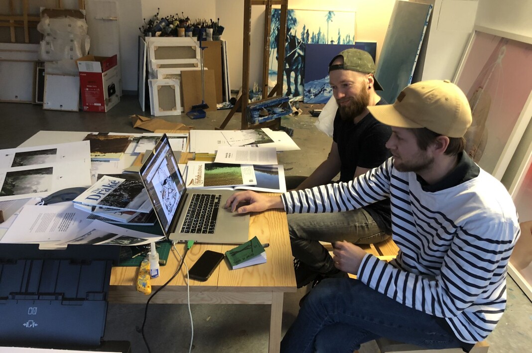 Fotoredaktør Joakim Andreassen og designer Jørgen Platou Willumsen i kombinert atelieret og redaksjonslokale. Fotoredaktør Joakim Andreassen og designer Jørgen Platou Willumsen i kombinert atelieret og redaksjonslokale.