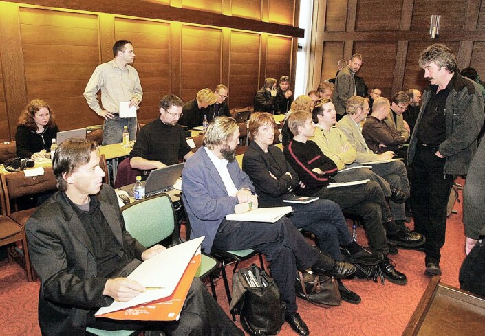 Pressekorpset under første rettsdag i 2001. Eivind Pedersen stående til høyre. Pressekorpset under første rettsdag i 2001. Eivind Pedersen stående til høyre.
