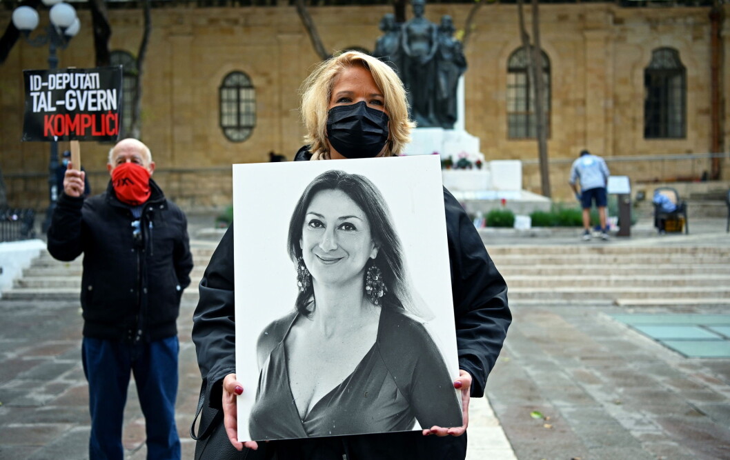 Daphne Caruana Galizia ble drept av en bilbombe på Malta i 2017. Daphne Caruana Galizia ble drept av en bilbombe på Malta i 2017.