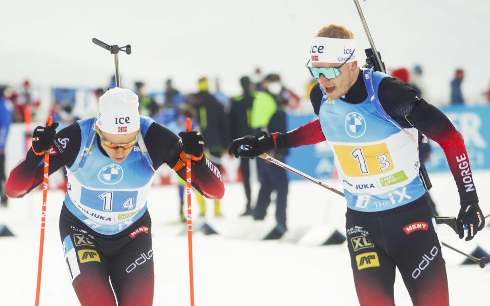 Vetle Sjåstad Christiansen (t.v) og Johannes Thingnes Bø fra Norge veksler mellom 3. og 4. etappe av stafett for menn under VM i skiskyting 2021 i Pokljuka.