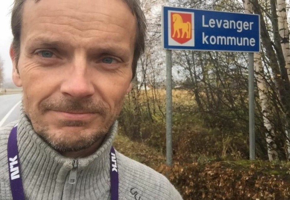 NRK-journalist Jøte Toftaker bruker å ta bilde av seg selv foran kommuneskilt.