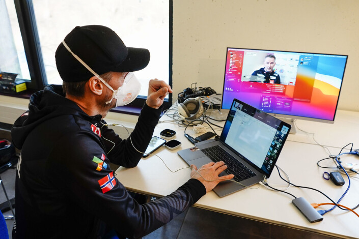 Alexander Stöckl har full kontroll i studioet på hotellet hopperne bor på i Oberstdorf. Alexander Stöckl har full kontroll i studioet på hotellet hopperne bor på i Oberstdorf.