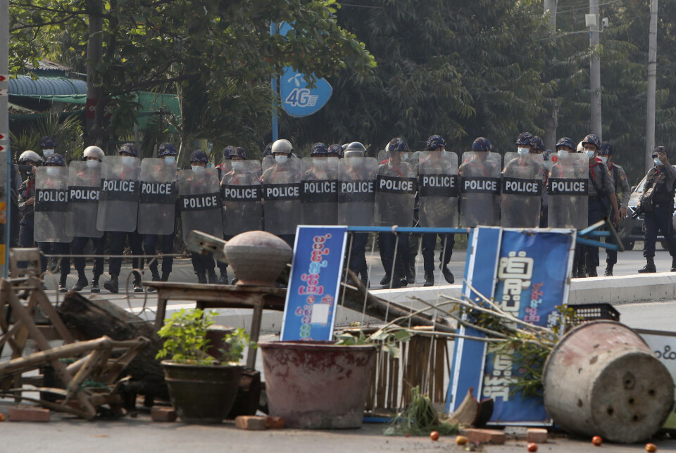 Politistyrker under en demonstrasjon mot de militære kuppmakerne i Myanmar søndag.