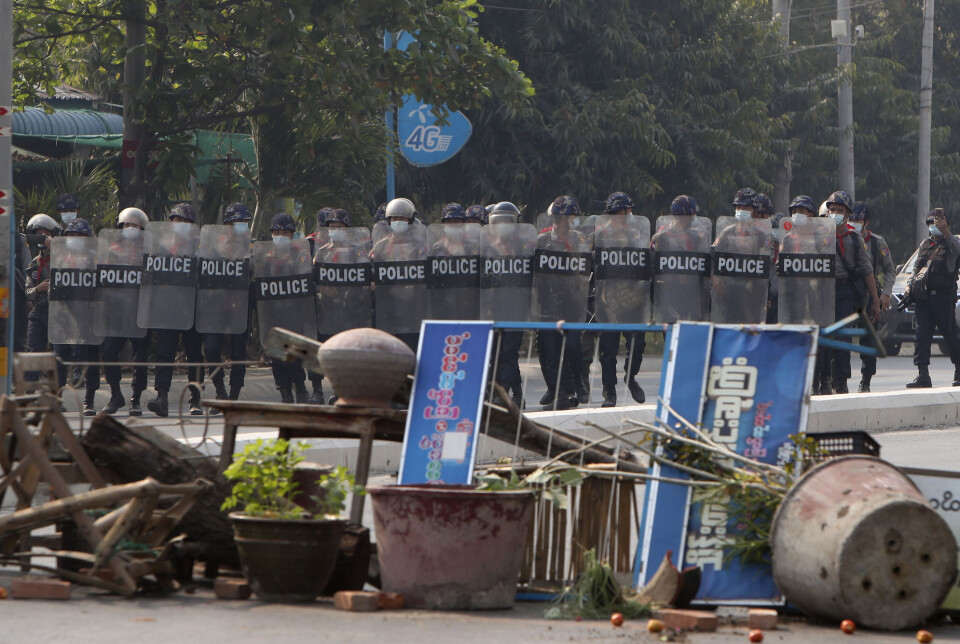 Politistyrker under en demonstrasjon mot de militære kuppmakerne i Myanmar søndag. Politistyrker under en demonstrasjon mot de militære kuppmakerne i Myanmar søndag.
