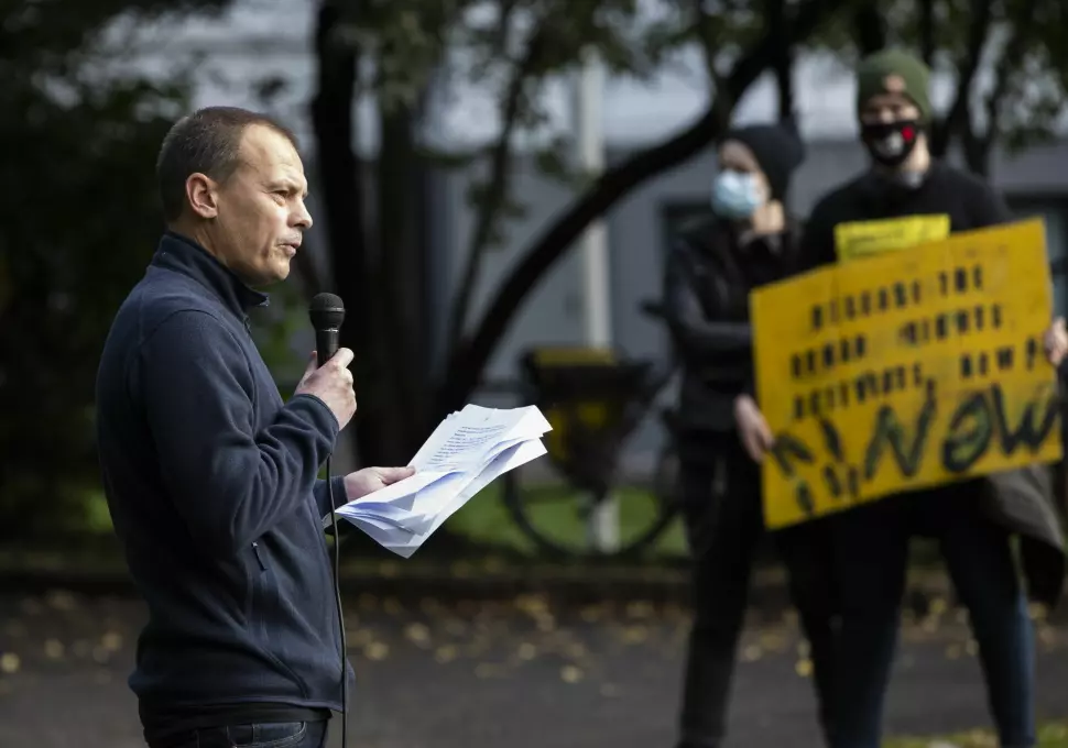 Redaktør i Josimar, Håvard Melnæs, her fra en appell under Amnestys demonstrasjon utenfor Saudi-Arabias ambassade i Oslo i 2020.