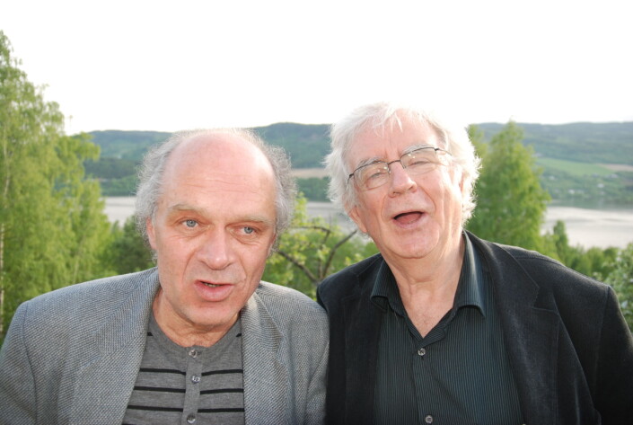 Tidligere forlagsredaktør i Aschehoug, Trygve Åslund, snakker med hovedpoet, Jan Erik Vold, under en pause fra maset ved litteraturfestival på Lillehammer om hvem som visste hva om blant annet rundetider. Men utover dette så har bildet selvsagt ingenting med noen av sakene å gjøre. Puh. Tidligere forlagsredaktør i Aschehoug, Trygve Åslund, snakker med hovedpoet, Jan Erik Vold, under en pause fra maset ved litteraturfestival på Lillehammer om hvem som visste hva om blant annet rundetider. Men utover dette så har bildet selvsagt ingenting med noen av sakene å gjøre. Puh.