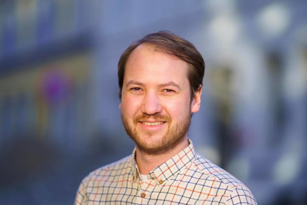 Selv om vaktsjefjobben i stor grad er en kontorjobb, ser ikke Fredrik Varfjell bort ifra at han finner fram kameraet hvis anledningen byr seg. Selv om vaktsjefjobben i stor grad er en kontorjobb, ser ikke Fredrik Varfjell bort ifra at han finner fram kameraet hvis anledningen byr seg.