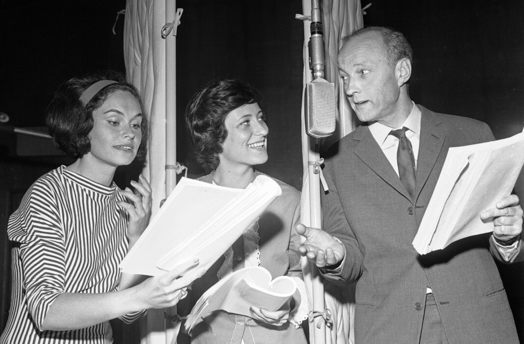 Radioteateret spiller inn «Pjolter i Soloppgang» av Gunnar H. Hardtvedt. Fra venstre skuespillerne Ingerid Vardund, Tone Schwartzott og Frank Robert ved mikrofon i studio. Bildet er fra 1963. Radioteateret spiller inn «Pjolter i Soloppgang» av Gunnar H. Hardtvedt. Fra venstre skuespillerne Ingerid Vardund, Tone Schwartzott og Frank Robert ved mikrofon i studio. Bildet er fra 1963.