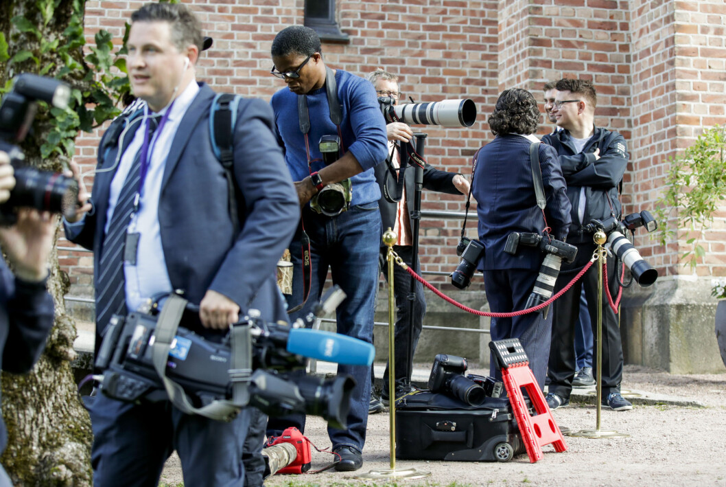 Fotografer utenfor kirken før konfirmasjonen til prins Sverre Magnus i Asker kirke høsten 2020. Det var mest menn. Fotografer utenfor kirken før konfirmasjonen til prins Sverre Magnus i Asker kirke høsten 2020. Det var mest menn.