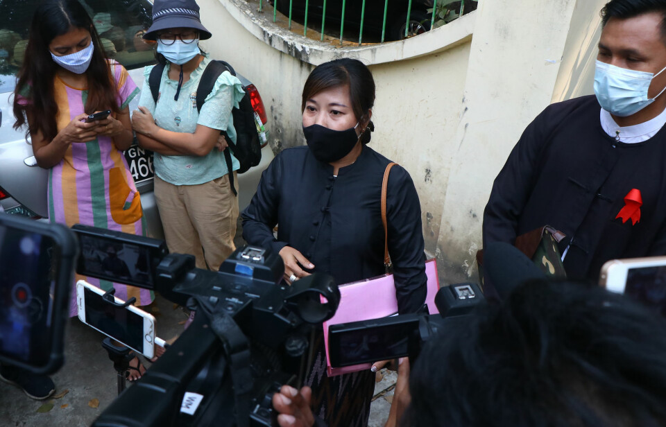Tin Zar Oo, advokaten som representerer AP-fotografen Thein Zaw, snakker med pressen utenfor retten i Yangon fredag.