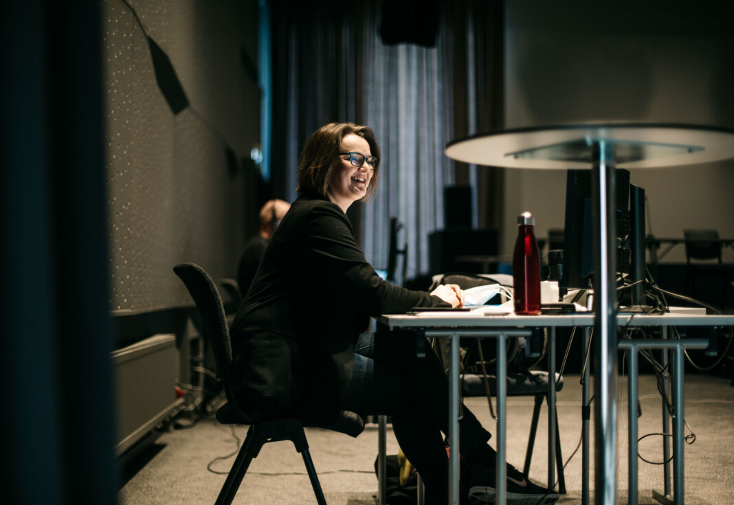 – Det er utrolig rart å ikke kjenne på energien fra en fullstappet sal, sier Hege Iren Frantzen. Hun har plassert seg i den ene enden av den store og tomme konferansesalen på hotellet. – Det er utrolig rart å ikke kjenne på energien fra en fullstappet sal, sier Hege Iren Frantzen. Hun har plassert seg i den ene enden av den store og tomme konferansesalen på hotellet.