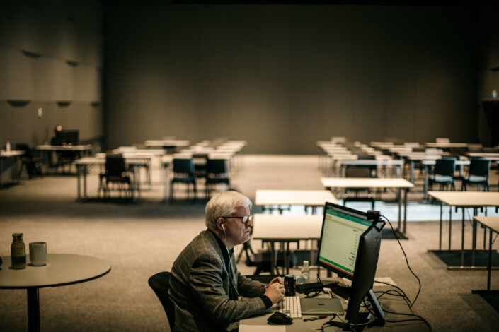 Dag Idar Tryggestad er plassert i et rom langt unna resten av delegatene. Bildet er fra landsmøtets første dag Dag Idar Tryggestad er plassert i et rom langt unna resten av delegatene. Bildet er fra landsmøtets første dag