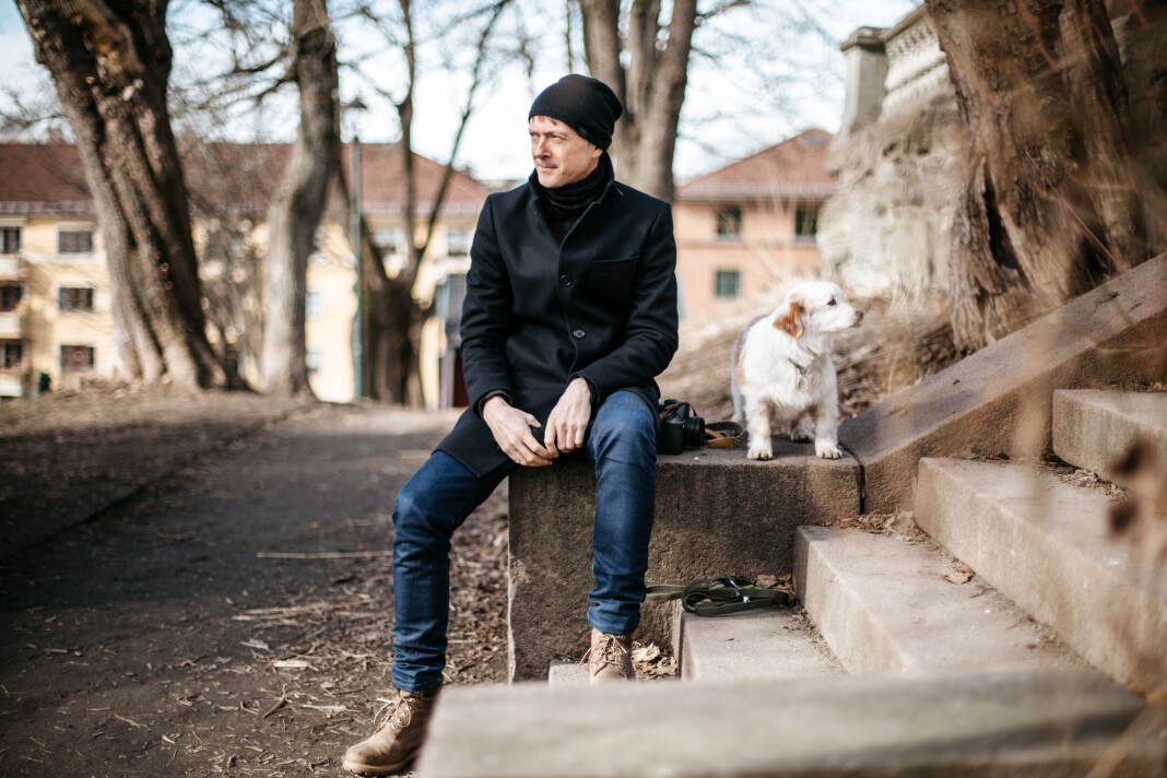 – Folk har jo forskjellige prioriteringer i livet og hvis det er viktig å tjene penger må du kanskje ta en jobb hvor du tjene penger, da velger du ikke fotojournalistikken, sier Årets bilde-vinner Knut Egil Wang. Her med hunden Kirby. – Folk har jo forskjellige prioriteringer i livet og hvis det er viktig å tjene penger må du kanskje ta en jobb hvor du tjene penger, da velger du ikke fotojournalistikken, sier Årets bilde-vinner Knut Egil Wang. Her med hunden Kirby.