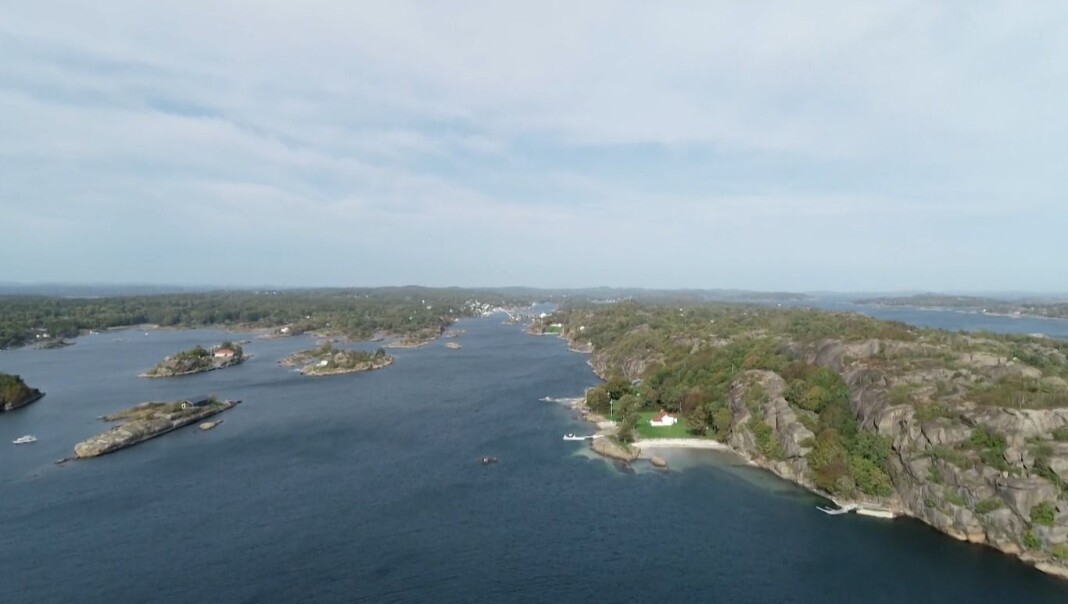 Dronebildene i artikkelen «Varsleren» ble passende nok vanskelige å få tak i fordi mye av strandsonen er privat. Dronebildene i artikkelen «Varsleren» ble passende nok vanskelige å få tak i fordi mye av strandsonen er privat.