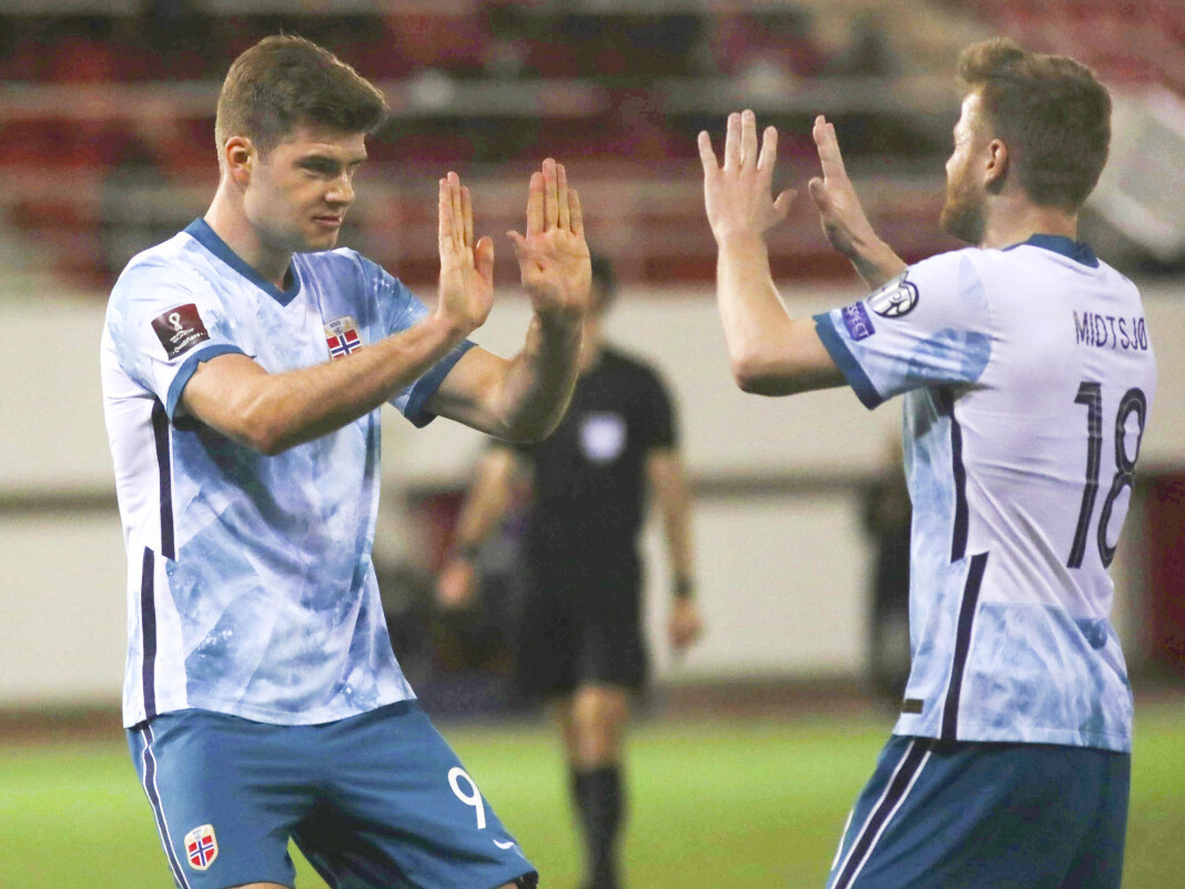Alexander Sørloth og Fredrik Midtsjø feirer etter Norges 1-0-scoring. Alexander Sørloth og Fredrik Midtsjø feirer etter Norges 1-0-scoring.