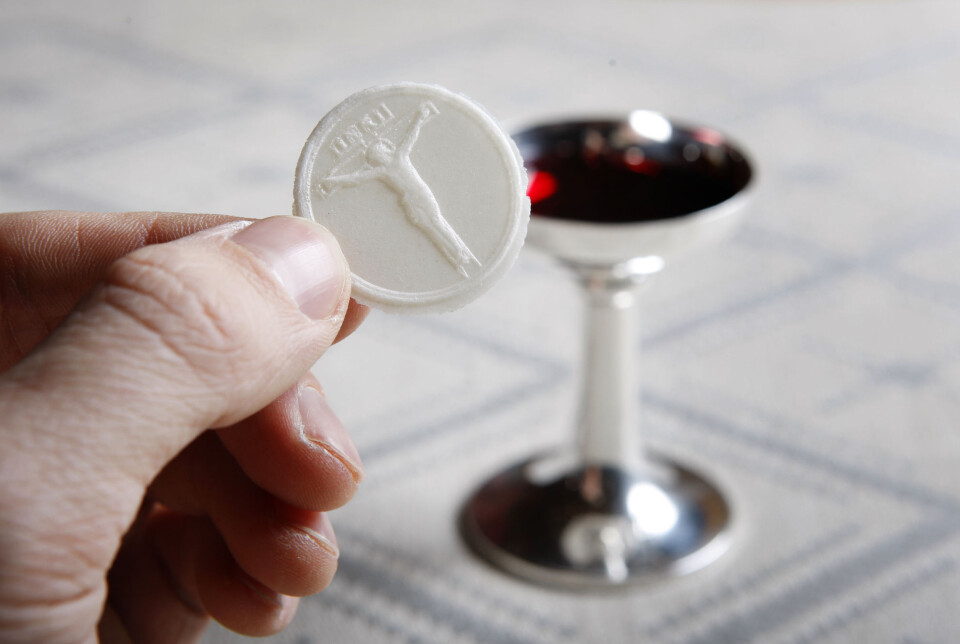 Jesu legeme, blir det kalt, brødet kristne spiser under nattverden til minne om det siste måltidet til Jesus og hans disipler. Brødet var da som nå bakt uten gjær. Jesu legeme, blir det kalt, brødet kristne spiser under nattverden til minne om det siste måltidet til Jesus og hans disipler. Brødet var da som nå bakt uten gjær.