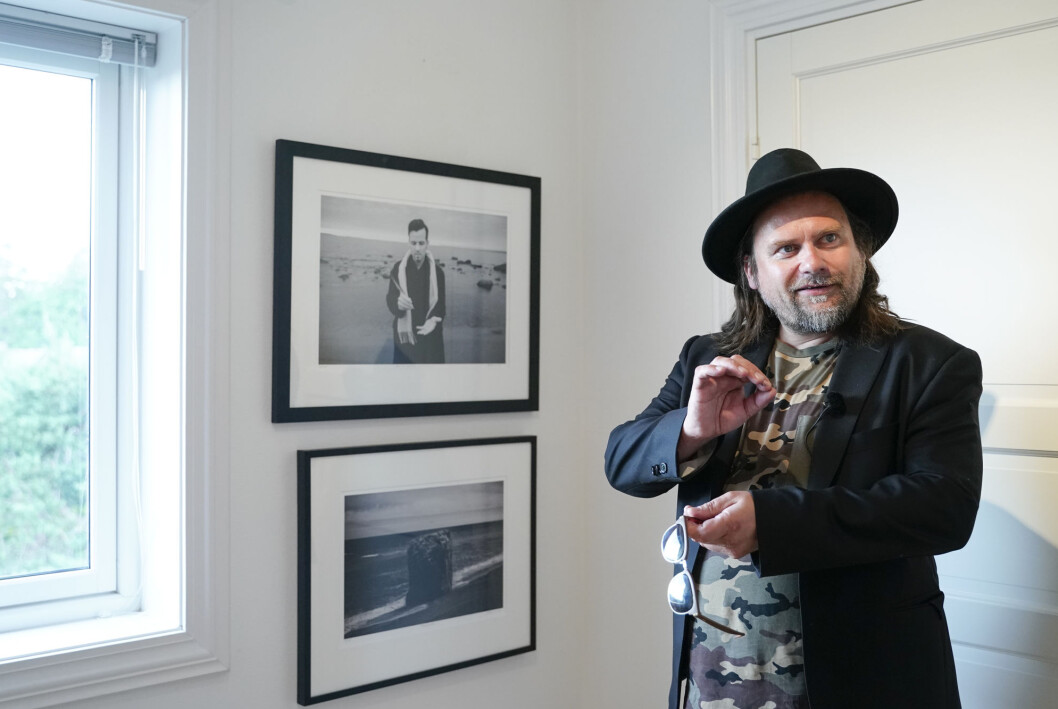 Per Heimly under en utstilling med Ari Behns verker på Galleri Varden på Jeløya. Per Heimly under en utstilling med Ari Behns verker på Galleri Varden på Jeløya.