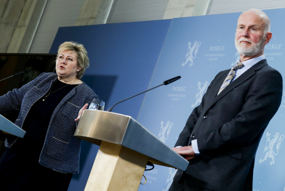 Statsminister Erna Solberg (H) og helsedirektør Bjørn Guldvog under onsdagens pressekonferanse om gjenåpningen av Norge.