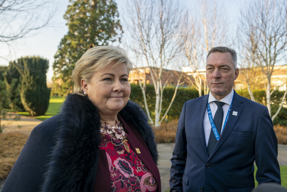 Statsminister Erna Solberg (H) mener forsvarsminister Frank Bakke-Jensen (H) burde stått på søkerlistene til stillingen som fiskeridirektør.
