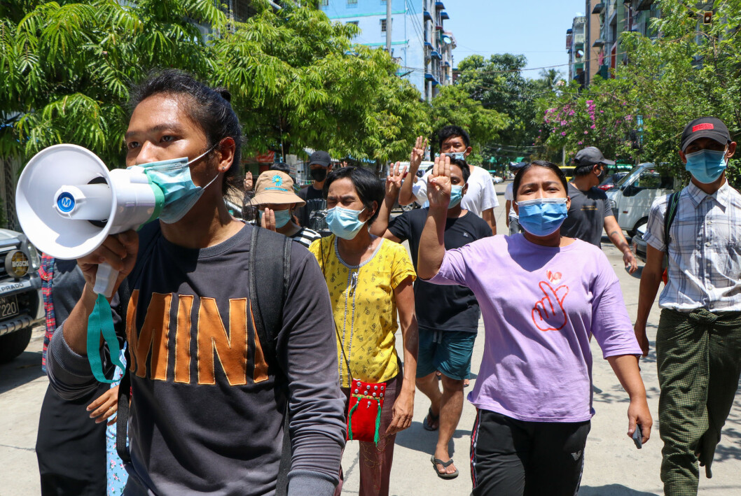 Unge demokratiforkjempere demonstrerer i Yangon søndag. Aktivistene tar i bruk stadig nye metoder for å omgå juntaens informasjonssensur. Unge demokratiforkjempere demonstrerer i Yangon søndag. Aktivistene tar i bruk stadig nye metoder for å omgå juntaens informasjonssensur.