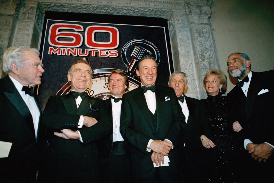 Gjengen samlet i 1993: Fra venstre Andy Rooney, Morley Safer, Steve Kroft, Mike Wallace, Don Hewitt, Lesley Stahl, og Ed Bradley. Gjengen samlet i 1993: Fra venstre Andy Rooney, Morley Safer, Steve Kroft, Mike Wallace, Don Hewitt, Lesley Stahl, og Ed Bradley.