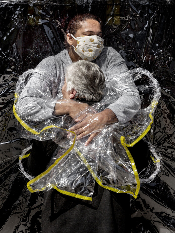Fjorårets beste pressefoto ble tatt av den danske fotografen Mads Nissen i Brasil. Det viser 85 år gamle Rosa Luzia Lunardi som får en klem fra sykepleieren Adriana Silva da Costa Souza gjennom en gardin av gjennomsiktig plast på et pleiehjem i São Paulo. Fjorårets beste pressefoto ble tatt av den danske fotografen Mads Nissen i Brasil. Det viser 85 år gamle Rosa Luzia Lunardi som får en klem fra sykepleieren Adriana Silva da Costa Souza gjennom en gardin av gjennomsiktig plast på et pleiehjem i São Paulo.