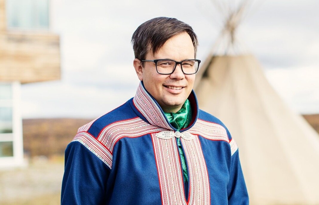 Johan Ailo Kalstad kommer fra jobben som direktør ved Sámi allaskuvla - Samisk høgskole. Johan Ailo Kalstad kommer fra jobben som direktør ved Sámi allaskuvla - Samisk høgskole.