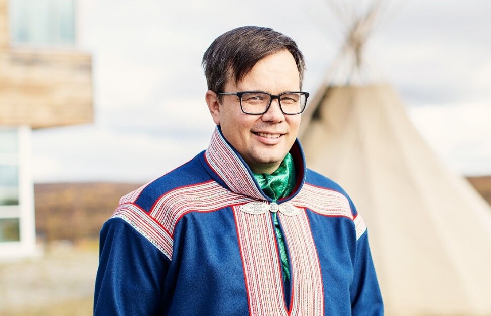 Johan Ailo Kalstad kommer fra jobben som direktør ved Sámi allaskuvla - Samisk høgskole. Johan Ailo Kalstad kommer fra jobben som direktør ved Sámi allaskuvla - Samisk høgskole.