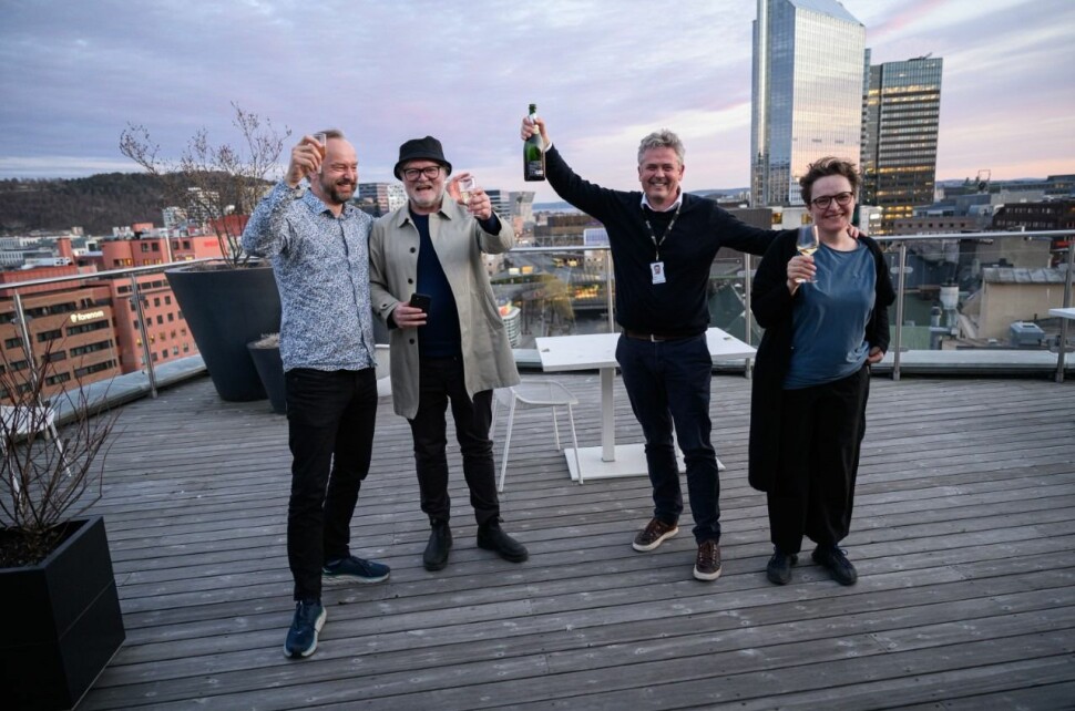 Hovedprisen gikk til Dagens Næringsliv for «Equinor-skandalen i USA». Fra venstre: Frode Frøyland, Lars Backe Madsen, Morten Ånestad og Gry Egenes.