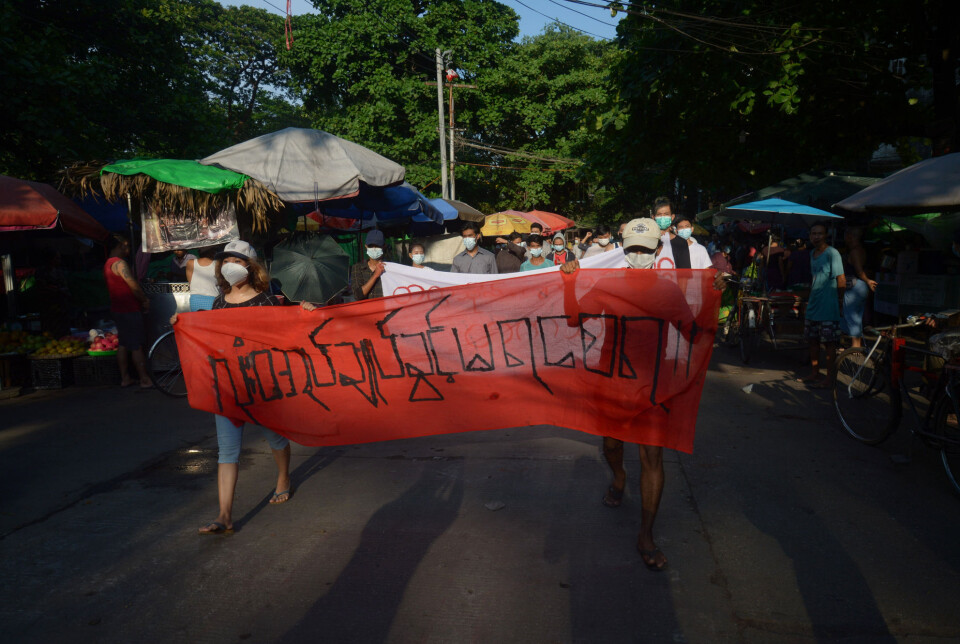 Det er fortsatt protester i Myanmar mot militærjuntaen som kuppet makten i februar. Her demonstrerer folk i byen Yangon søndag 11. april. Det er fortsatt protester i Myanmar mot militærjuntaen som kuppet makten i februar. Her demonstrerer folk i byen Yangon søndag 11. april.