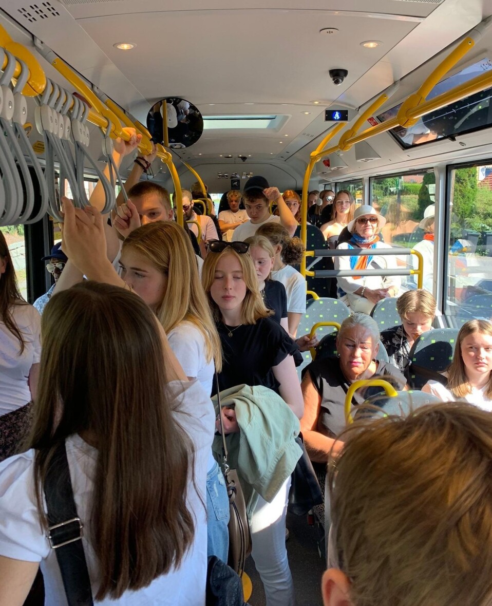 Dette bildet tok jeg i midten av august 2020 på en buss hjemme i Bærum. Å komme fra New York i fjor sommer, hvor absolutt alle gikk med masker både på gata og i butikker og på t-banen, og hjem til dette, var en svært stor overgang. Dette bildet tok jeg i midten av august 2020 på en buss hjemme i Bærum. Å komme fra New York i fjor sommer, hvor absolutt alle gikk med masker både på gata og i butikker og på t-banen, og hjem til dette, var en svært stor overgang.