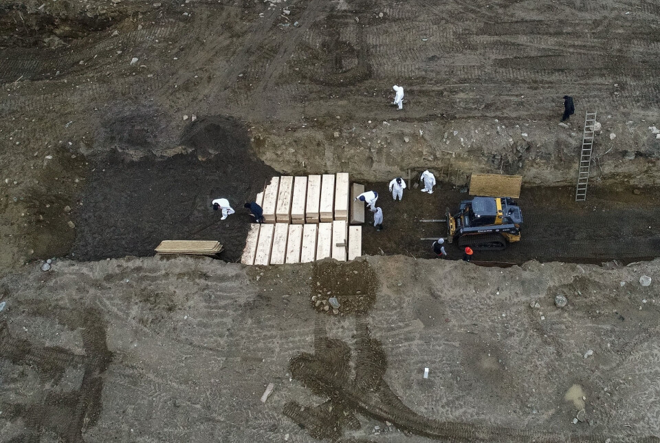 Dette bildet fra 9. april 2020 viser arbeidere som jobber med å gravlegge koronadøde personer på Hart Island utenfor New York City. Så langt er over 2400 personer gravlagt på øya, og man vurderer å gravlegge ytterligere 700 personer der ute. Dette bildet fra 9. april 2020 viser arbeidere som jobber med å gravlegge koronadøde personer på Hart Island utenfor New York City. Så langt er over 2400 personer gravlagt på øya, og man vurderer å gravlegge ytterligere 700 personer der ute.