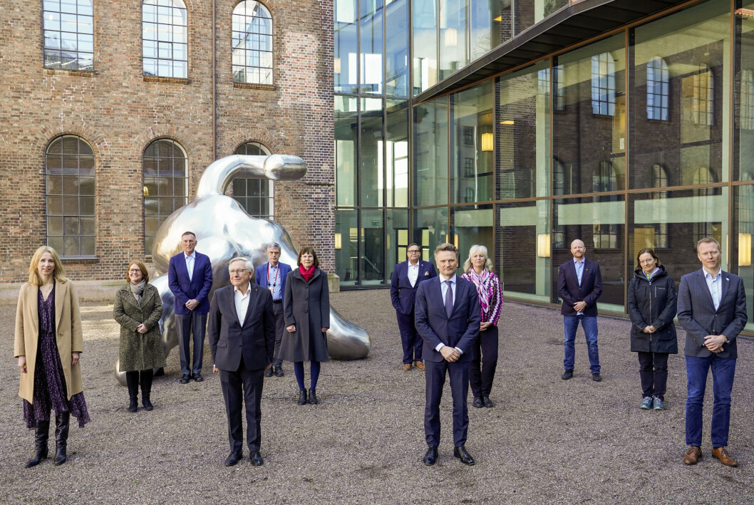 Koronakommisjonen fotografert utenfor Statsministerens kontor i Oslo. Fra venstre: Astrid Aas-Hansen, Tone Fløten, Rune Jakobsen, Stener Kvinnesland (leder), Geir Sverre Braut, Toril Johanson, Per Arne Olsen, Egil Madsen, Christine Korme, Pål Terje Rørby, Nina Langeland og Knut Egil Dybdal. Koronakommisjonen fotografert utenfor Statsministerens kontor i Oslo. Fra venstre: Astrid Aas-Hansen, Tone Fløten, Rune Jakobsen, Stener Kvinnesland (leder), Geir Sverre Braut, Toril Johanson, Per Arne Olsen, Egil Madsen, Christine Korme, Pål Terje Rørby, Nina Langeland og Knut Egil Dybdal.