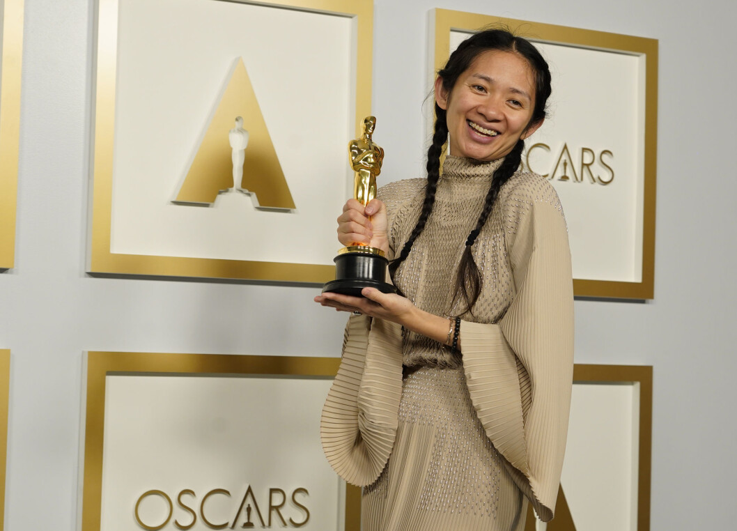 Chloé Zhao er den andre kvinnen – den første som ikke er hvit – som får Oscar for begge regi. Men i fødelandet Kina er det stille i mediene, og sosiale medier renses for omtale av tildelingen. Chloé Zhao er den andre kvinnen – den første som ikke er hvit – som får Oscar for begge regi. Men i fødelandet Kina er det stille i mediene, og sosiale medier renses for omtale av tildelingen.
