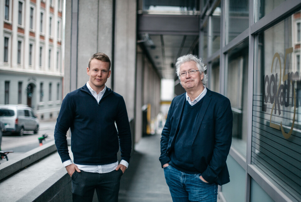 – Det er et ønske om å gjøre oss til mikrofonstativer ved at pressekonferanser kommer sent opp mot deadline, sier Per Anders Johansen (til høyre). Her sammen med kollega Daniel Røed-Johansen. – Det er et ønske om å gjøre oss til mikrofonstativer ved at pressekonferanser kommer sent opp mot deadline, sier Per Anders Johansen (til høyre). Her sammen med kollega Daniel Røed-Johansen.