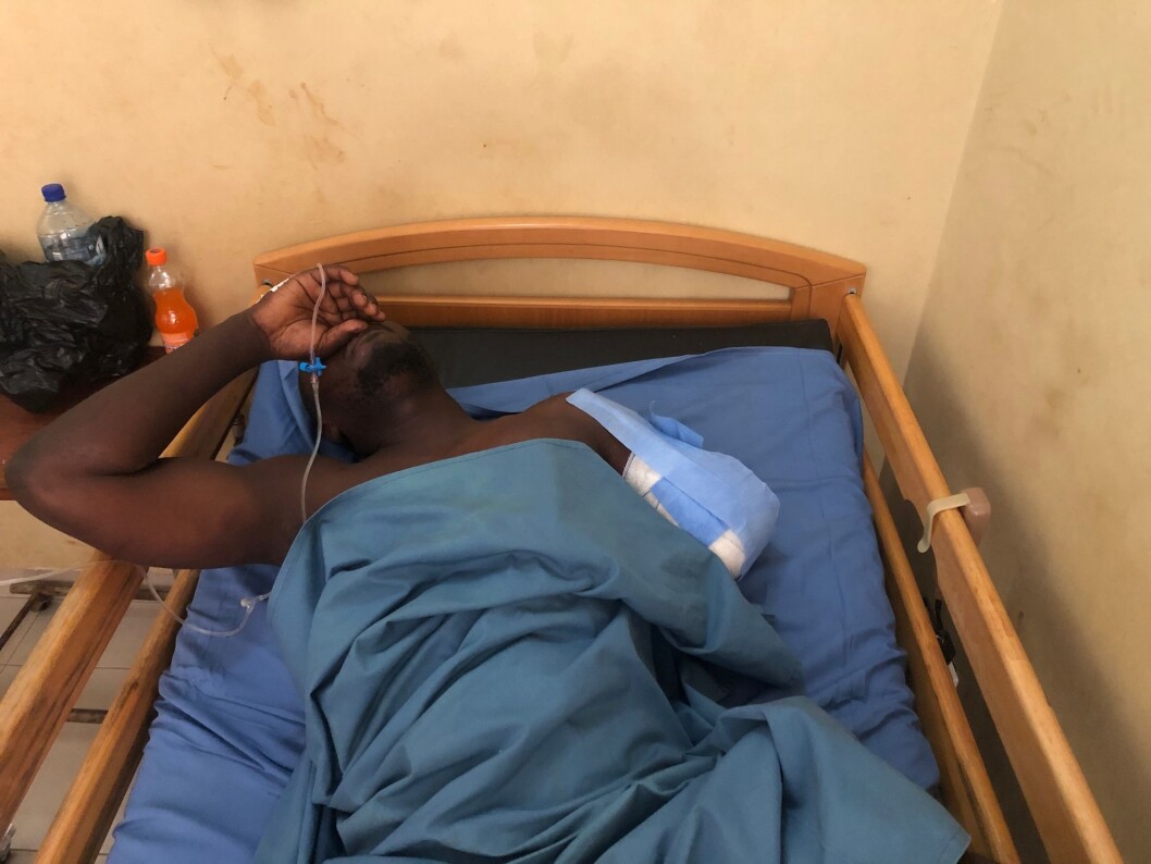 En soldat som ble såret i angrepet, behandles på et militærsykehus i Burkina Fasos hovedstad Ouagadougou. Ifølge den spanske regjeringen ble to spanske journalister drept i angrepet, mens sikkerhetskilder sier at også en ire ble drept. En soldat som ble såret i angrepet, behandles på et militærsykehus i Burkina Fasos hovedstad Ouagadougou. Ifølge den spanske regjeringen ble to spanske journalister drept i angrepet, mens sikkerhetskilder sier at også en ire ble drept.