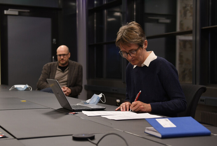 MBLs forhandlingsleder Pernille Børset signerer protokollen. I bakgrunnen MBL-styreleder Pål Nedregotten. MBLs forhandlingsleder Pernille Børset signerer protokollen. I bakgrunnen MBL-styreleder Pål Nedregotten.