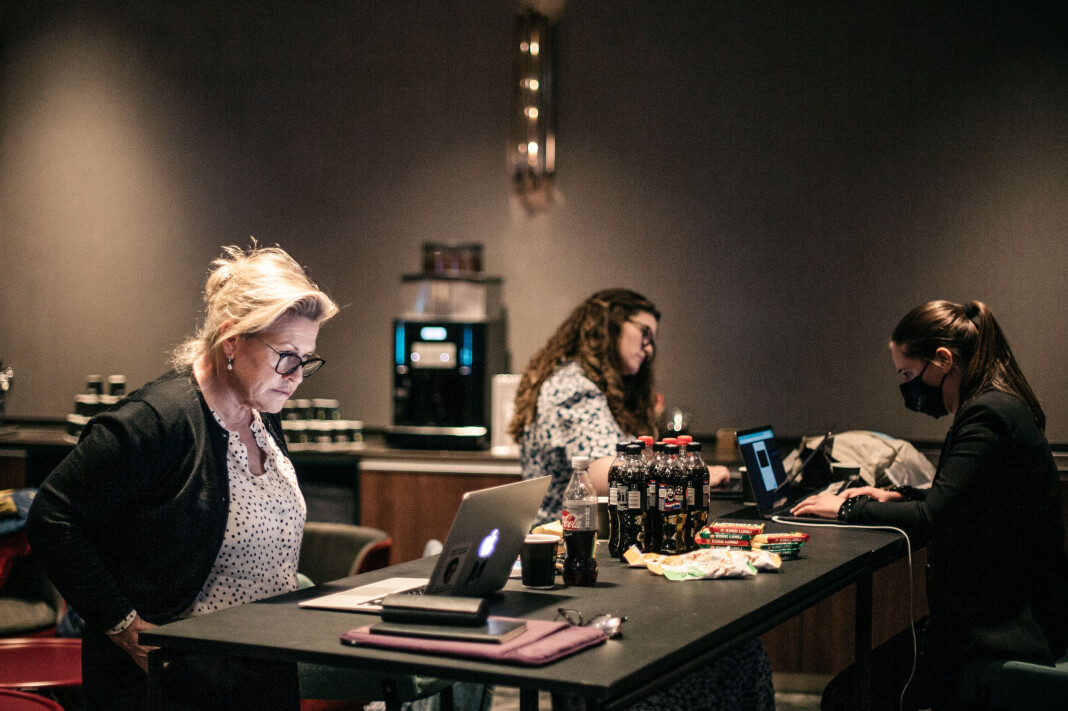 I et halvt år har programkomiteen og administrasjonen i NMD jobbet for å få på plass en feilfri sending. Festivalsjef, Guri Heftye, følger med på innspillingen. I et halvt år har programkomiteen og administrasjonen i NMD jobbet for å få på plass en feilfri sending. Festivalsjef, Guri Heftye, følger med på innspillingen.