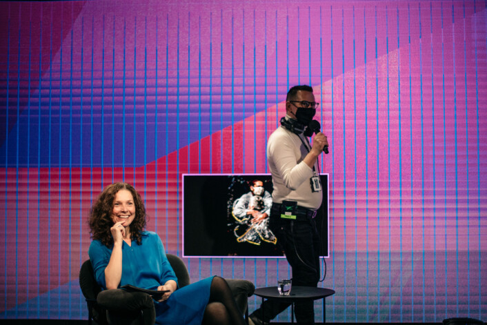 Ellen Lande Gossner intervjuer Mads Nissen fra et studio i Oslo. Ellen Lande Gossner intervjuer Mads Nissen fra et studio i Oslo.