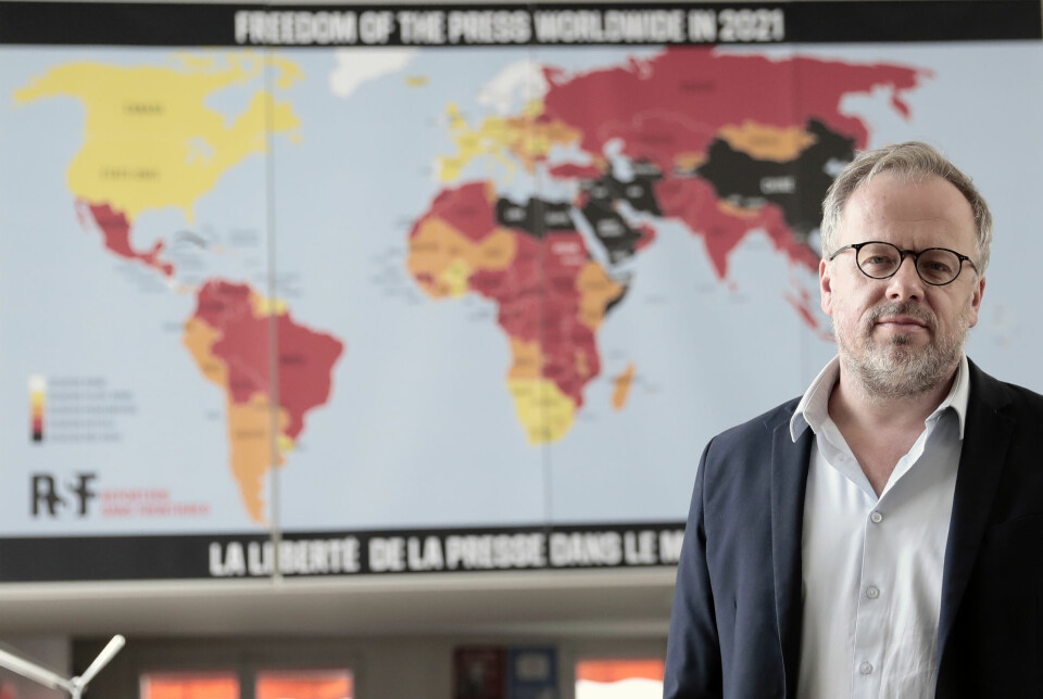 Christophe Deloire, leder for Reportere uten grenser, foran årets oppdaterte «presseindeks».