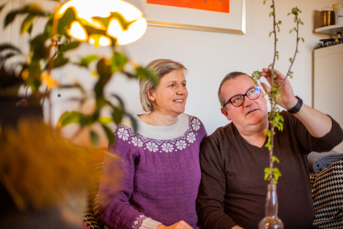 – Jeg driver også med med innendørs rips, sier Tore Fjeld. Kona Bjørnhild er den som kan mest om hager av de to. Tore har ansvaret for å drive nettsiden. – Jeg driver også med med innendørs rips, sier Tore Fjeld. Kona Bjørnhild er den som kan mest om hager av de to. Tore har ansvaret for å drive nettsiden.