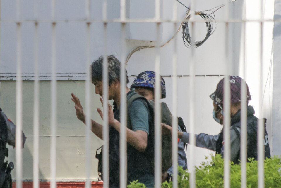 Frilansjournalist Yuki Kitazumi på vei inn på en politistasjon i Yangon 26. februar. Han ble den gang løslatt igjen, men deretter pågrepet for andre gang 18. april. Frilansjournalist Yuki Kitazumi på vei inn på en politistasjon i Yangon 26. februar. Han ble den gang løslatt igjen, men deretter pågrepet for andre gang 18. april.