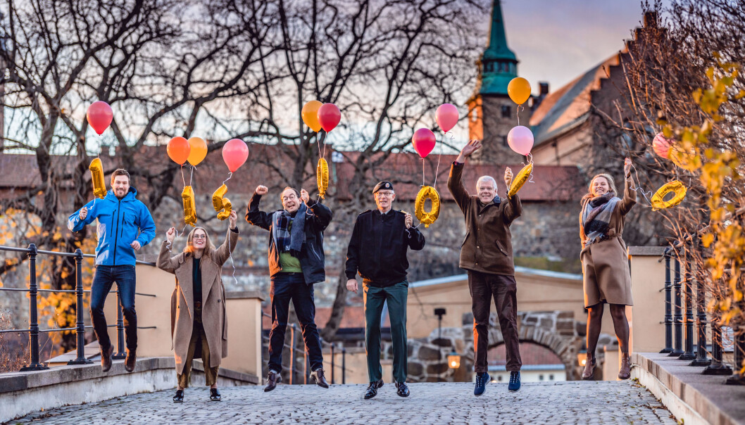 Forsvarets forum feirer 1150000 sidevisninger. Her representert ved journalist Svein Arstad, utviklingsredaktør Silje Kampesæter, ansvarlig redaktør Stian Eisenträger, ansvarlig utgiver Arne Opperud (FFT), avtroppende redaktør Erling Eikli og journalist Andrea Rognstrand. Foto: Krister Sørbø, Forsvarets forum Forsvarets forum feirer 1150000 sidevisninger. Her representert ved journalist Svein Arstad, utviklingsredaktør Silje Kampesæter, ansvarlig redaktør Stian Eisenträger, ansvarlig utgiver Arne Opperud (FFT), avtroppende redaktør Erling Eikli og journalist Andrea Rognstrand. Foto: Krister Sørbø, Forsvarets forum