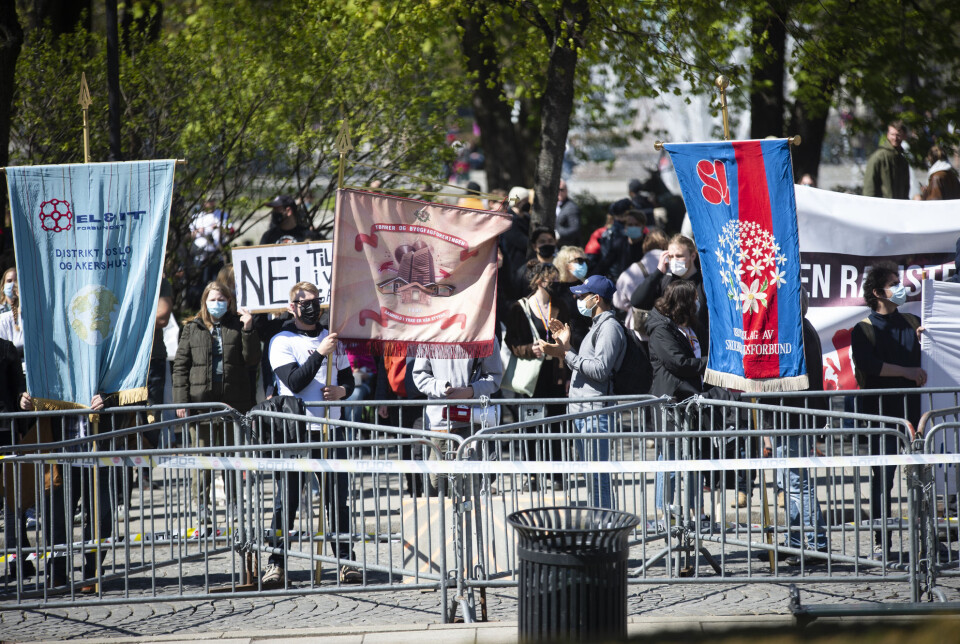 Motdemonstranter på plass under SIAN-demonstrasjonen foran Stortinget forrige lørdag. Motdemonstranter på plass under SIAN-demonstrasjonen foran Stortinget forrige lørdag.