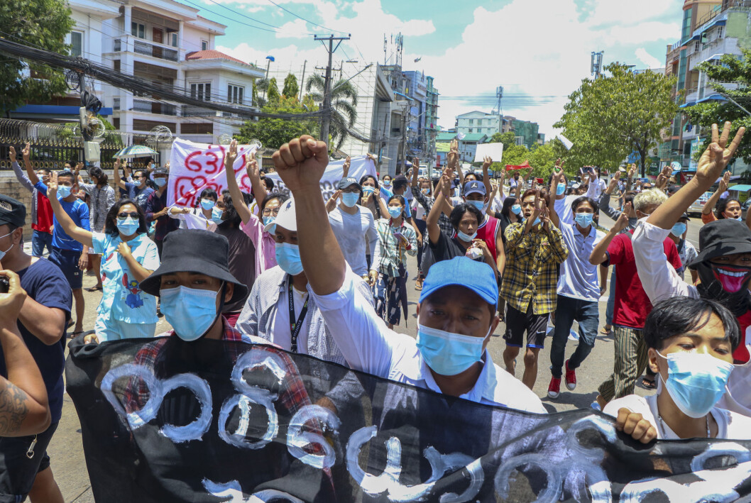 Protestene mot militærkuppet i Myanmar fortsetter, her fra en protest i Yangon onsdag. Protestene mot militærkuppet i Myanmar fortsetter, her fra en protest i Yangon onsdag.
