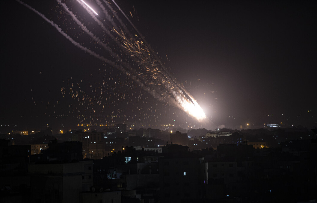 Hamas og andre militante grupper har de siste dagene avfyrt over 1.600 raketter fra Gazastripen. To videoer postet av statsminister Benjamin Netanyahus talsmann, Ofir Gendelman, viser seg imidlertid å være flere år gamle og fra Syria. Hamas og andre militante grupper har de siste dagene avfyrt over 1.600 raketter fra Gazastripen. To videoer postet av statsminister Benjamin Netanyahus talsmann, Ofir Gendelman, viser seg imidlertid å være flere år gamle og fra Syria.