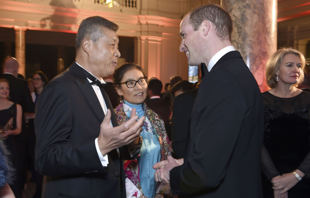 Kinas tidligere ambassadør til Storbritannia Liu Xiaoming (t.v.) i samtale med Storbritannias prins William i London for noen år tilbake. Liu Xiaoming er svært aktiv på vestlige sosiale medier, som Twitter og Facebook, som begge er forbudt i Kina. Kinas tidligere ambassadør til Storbritannia Liu Xiaoming (t.v.) i samtale med Storbritannias prins William i London for noen år tilbake. Liu Xiaoming er svært aktiv på vestlige sosiale medier, som Twitter og Facebook, som begge er forbudt i Kina.