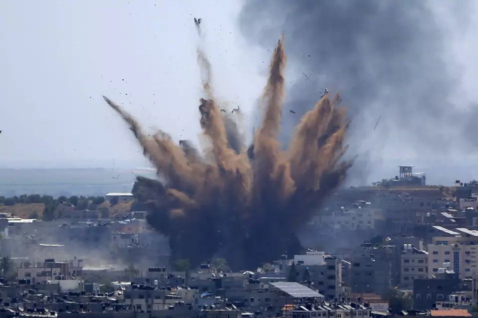 Røyk stiger etter et israelske luftangrep på en bygning i Gaza.