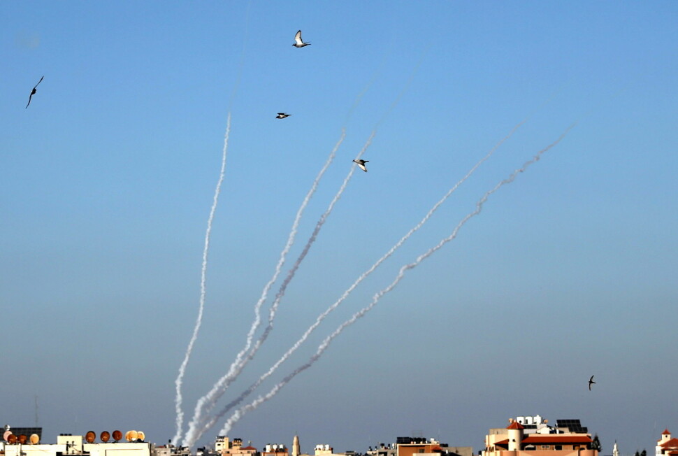 Militante palestinere har skutt flere hundre raketter mot Israel de siste dagene. Bildet viser raketter skutt opp fra Gaza.